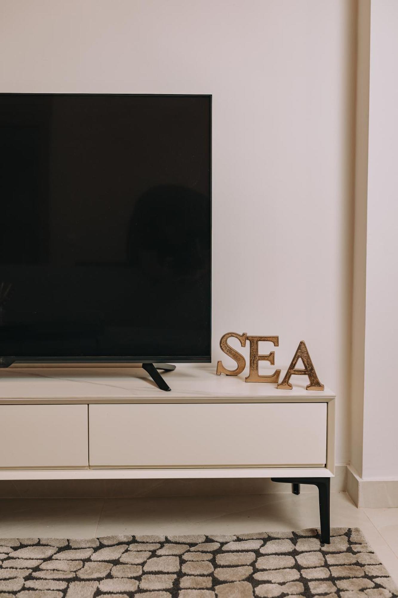 Cozy New Nearby Metro Apartment *